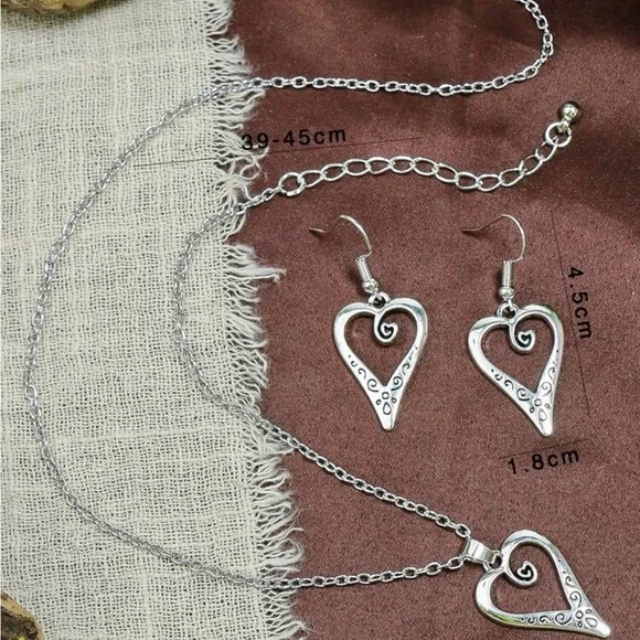 💙Hollow out heart pendant necklace & drop earrings. - Picture 4 of 5